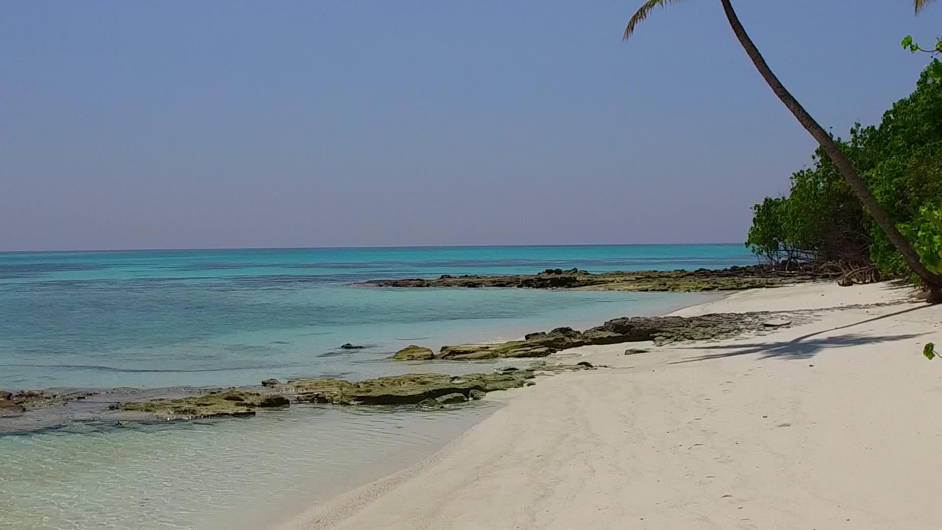 靠近海浪的白色海滩和宁静浪漫的海滩视频的预览图