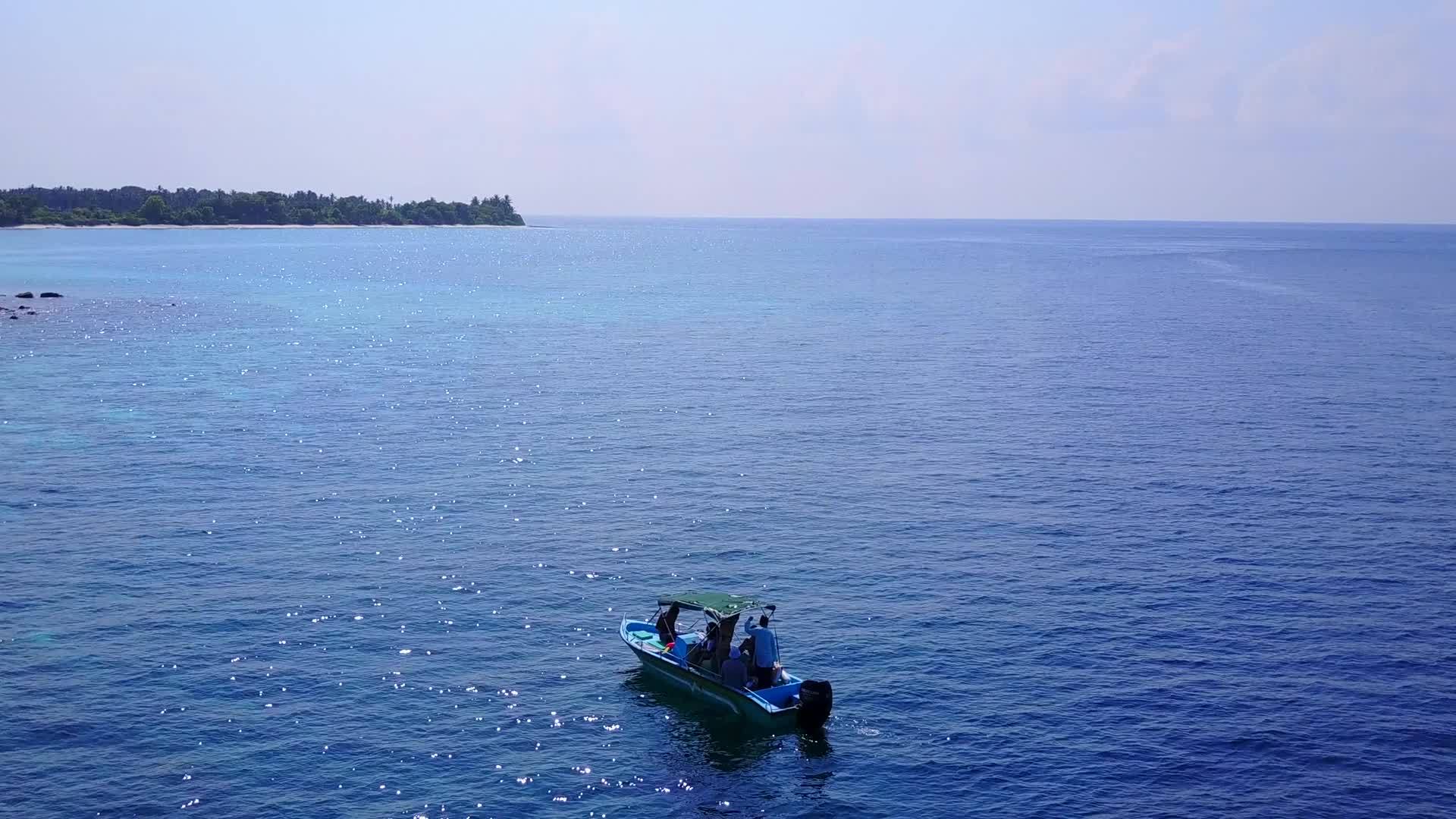 蓝怪的海岸海滩之旅蓝色的水和接近冲浪的白色沙滩视频的预览图