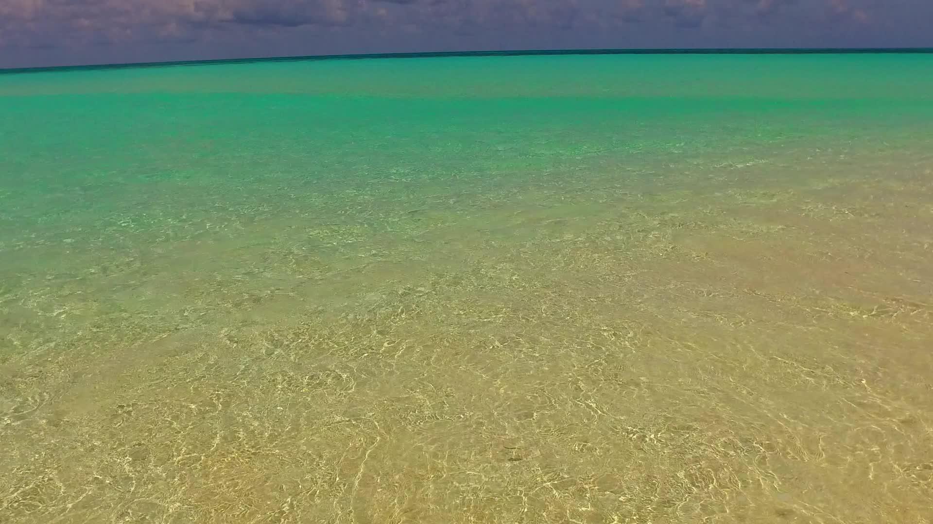 在蓝色海路和珊瑚礁附近的清洁沙滩背景下乘坐放松岛海滩视频的预览图