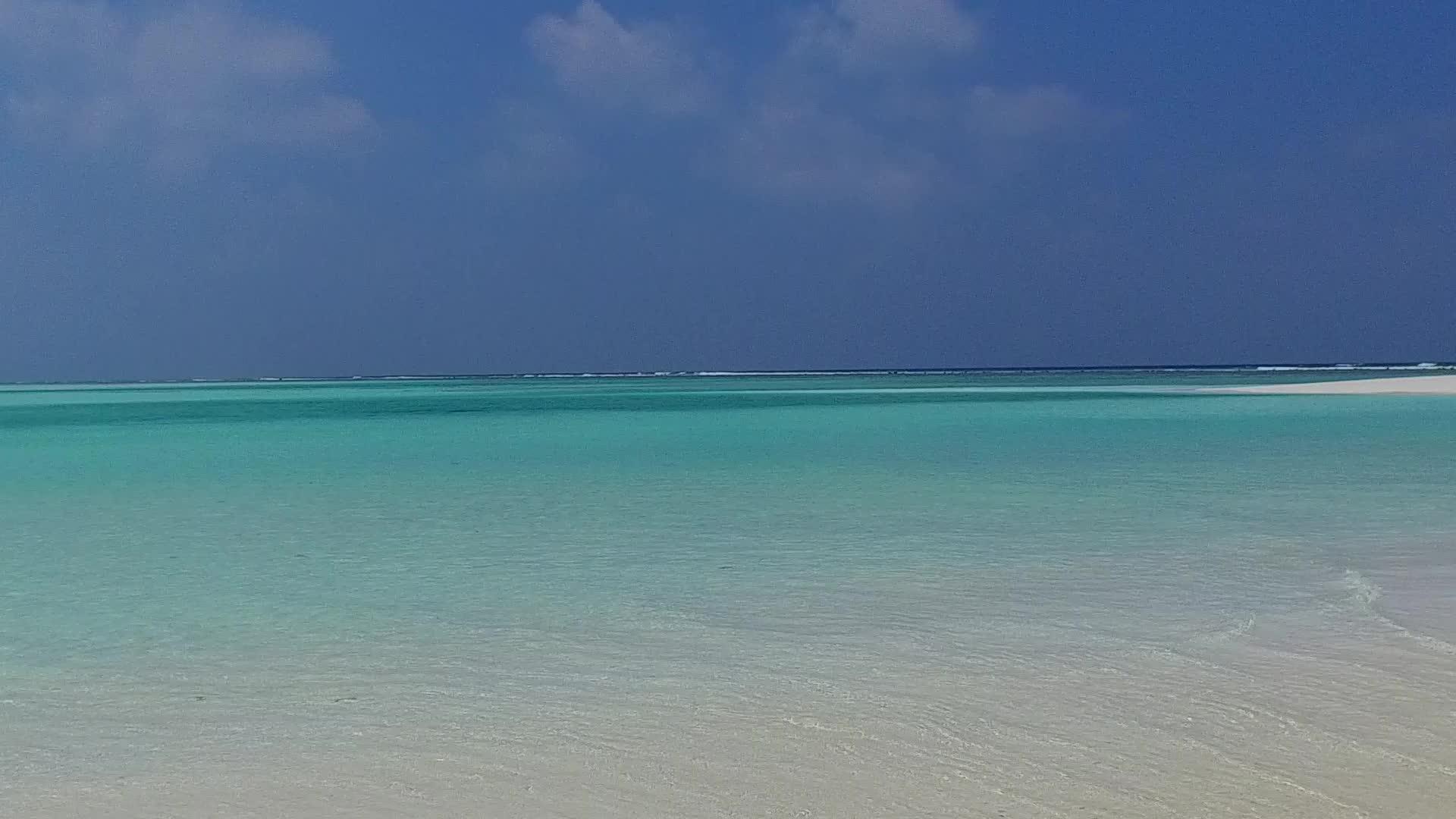 蓝海完美度假海滩之旅温暖的天空海浪附近有白沙背景视频的预览图