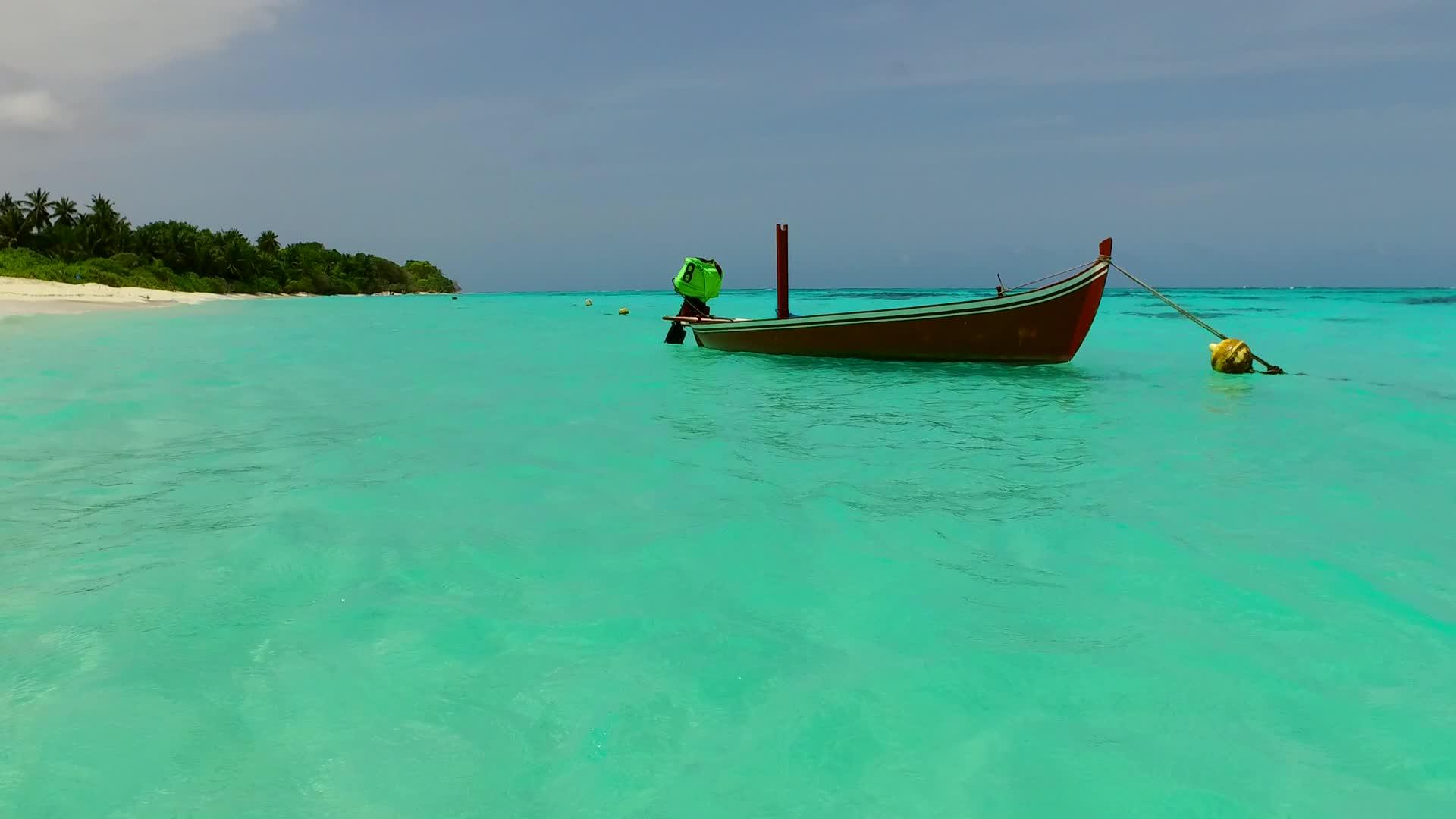 近距离欣赏水蓝色海洋和珊瑚礁附近干净的海滩背景视频的预览图