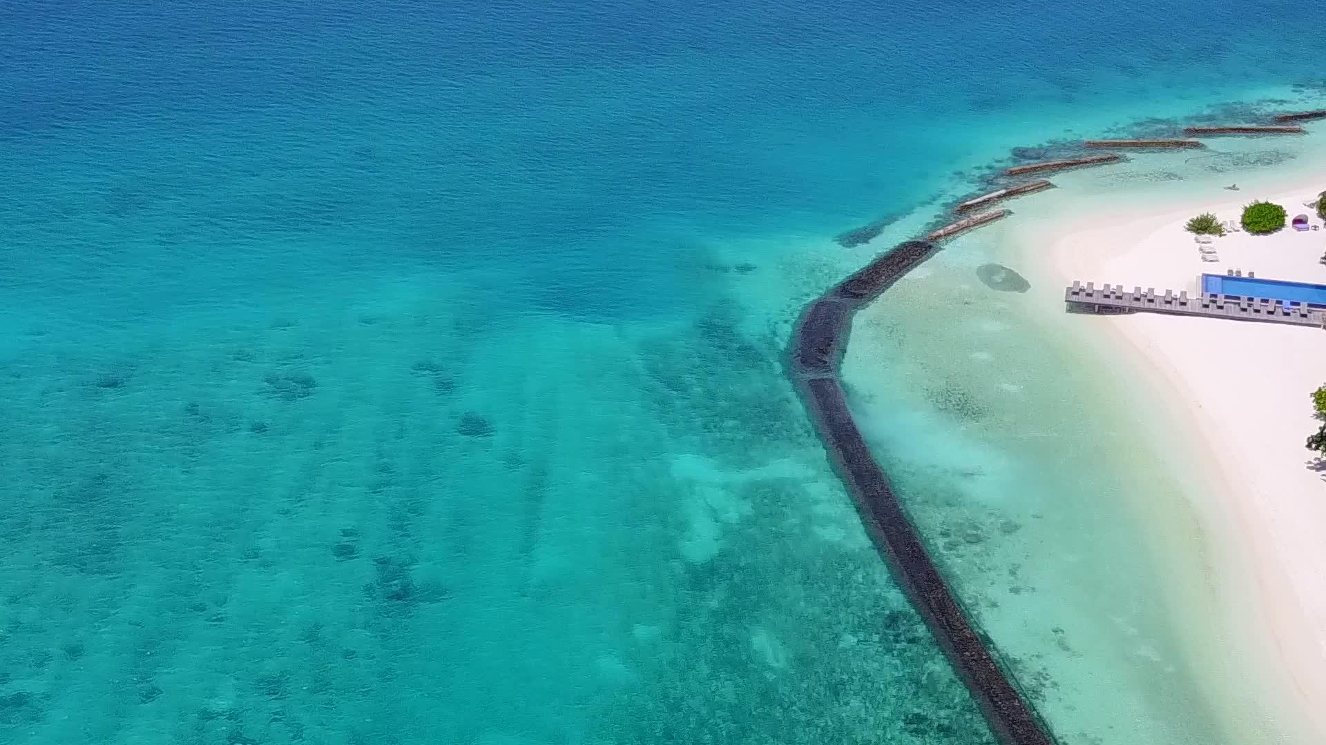 沙巴附近有一个蓝色的海滩有白色的沙滩背景视频的预览图