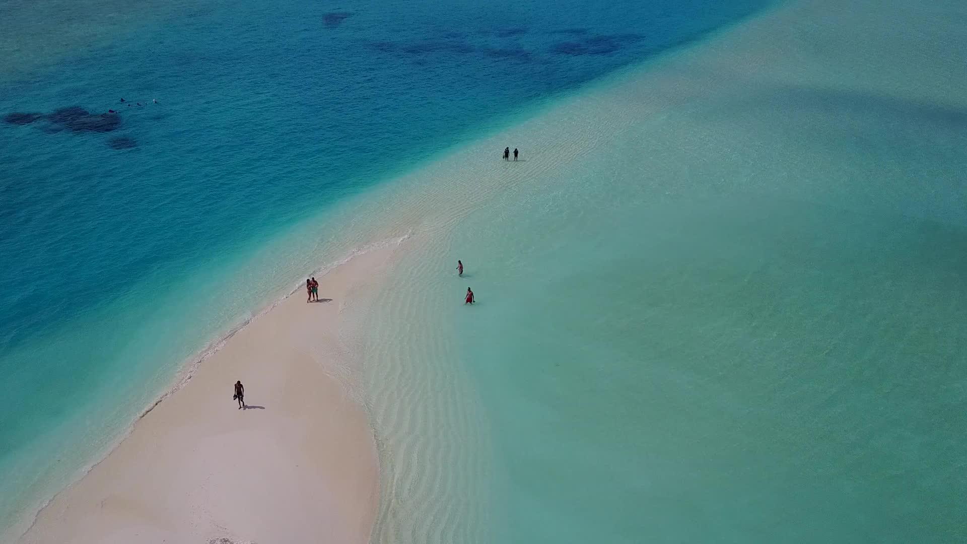 日落前蓝环礁和白色海滩背景的天际海岸海滩被打破抽象瞬间视频的预览图