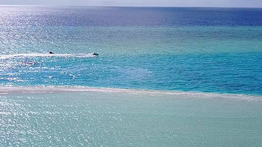 蓝水和白色沙尘的背景是海浪附近的天堂海滩海滩之旅视频的预览图