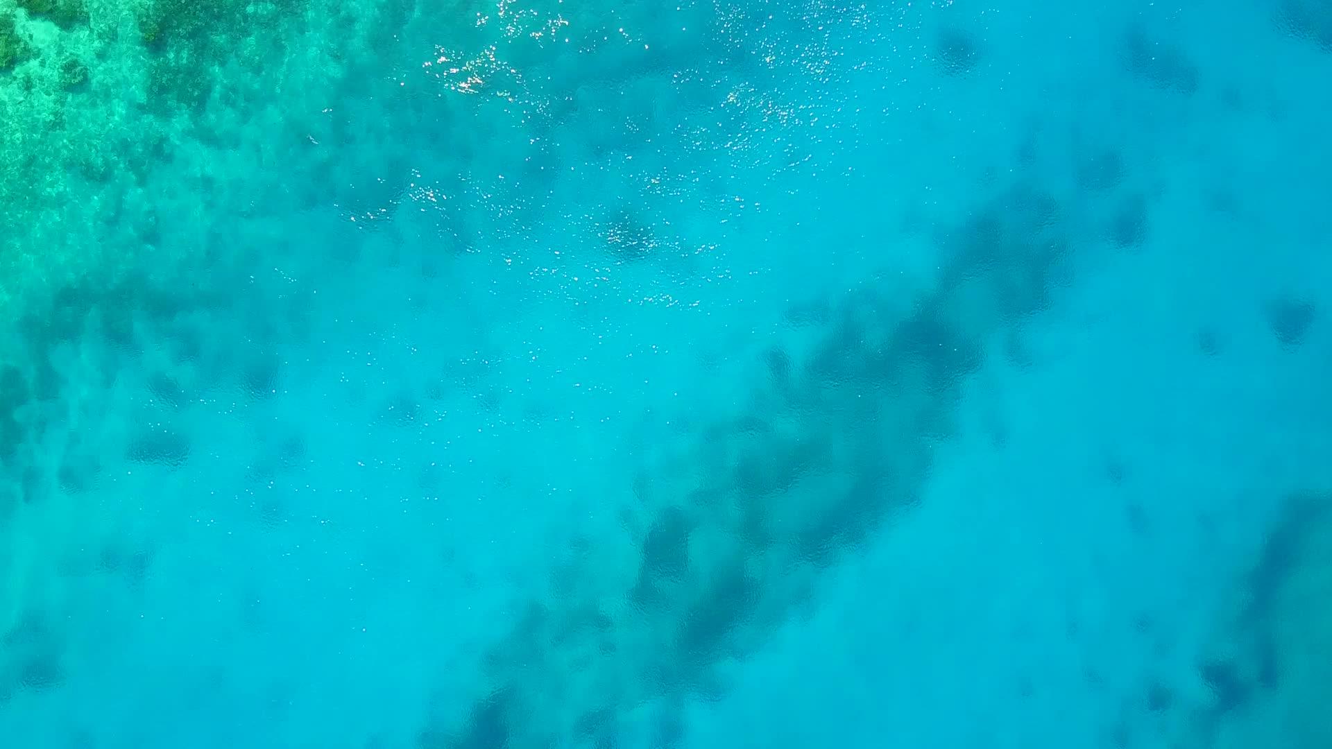 度假胜地附近的蓝色水海和海滩上美丽的阳光视频的预览图