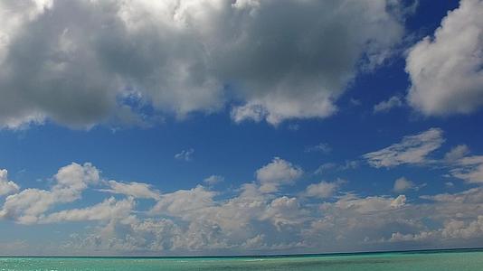 透明的海洋和沙洲附近的白沙背景放松了岛屿海滩的广角航行视频的预览图