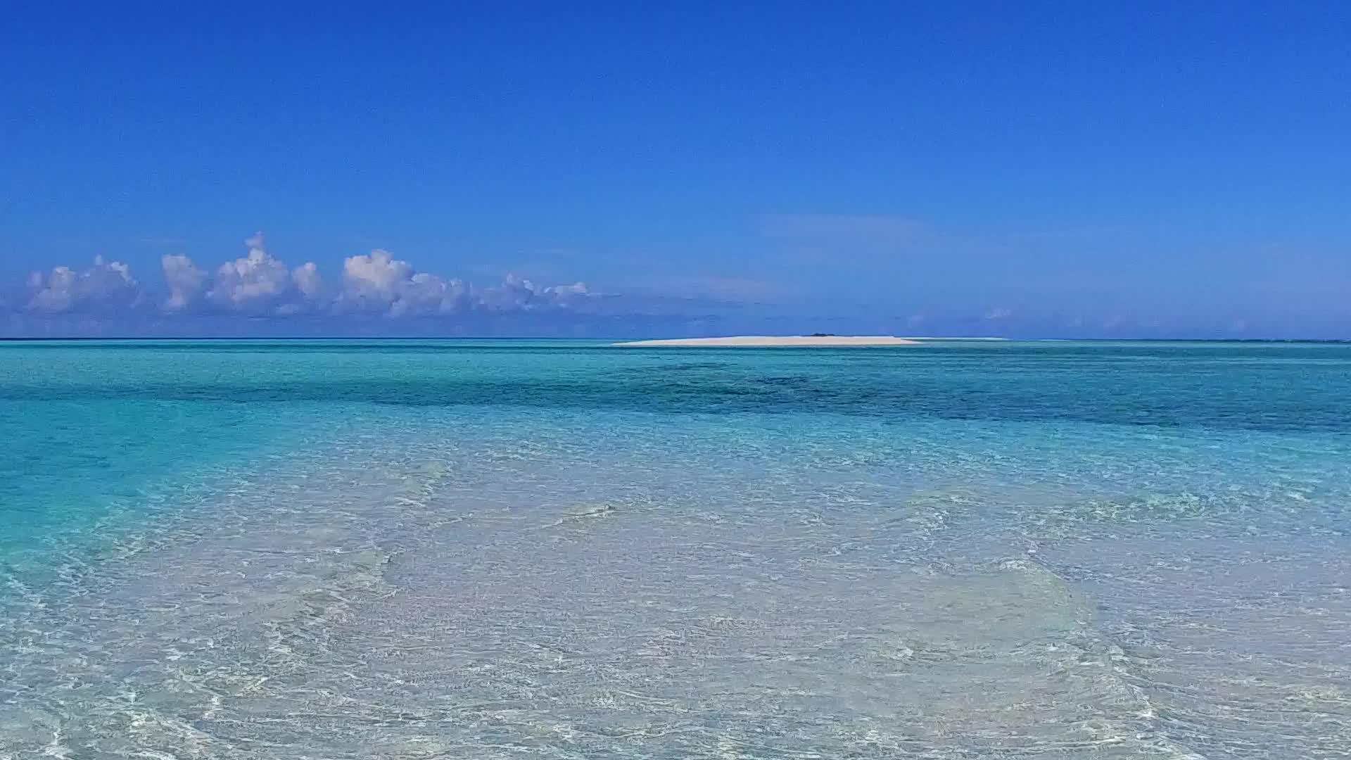 在以白沙本为背景的蓝色海洋中探索奇怪的海岸海滩视频的预览图