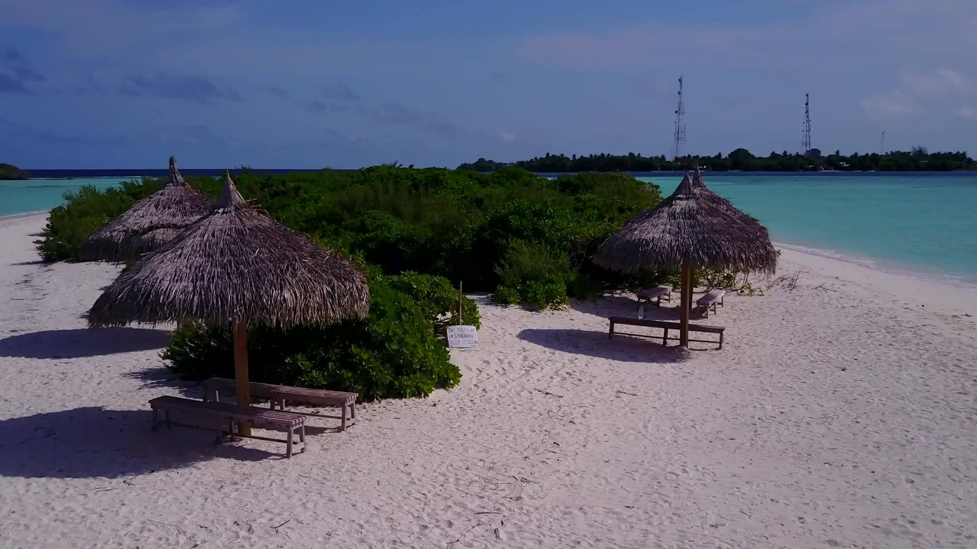 蓝色的海洋和棕榈树附近的白色沙滩背景的奇怪风景视频的预览图