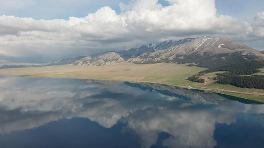新疆赛里木湖风光航拍视频的预览图