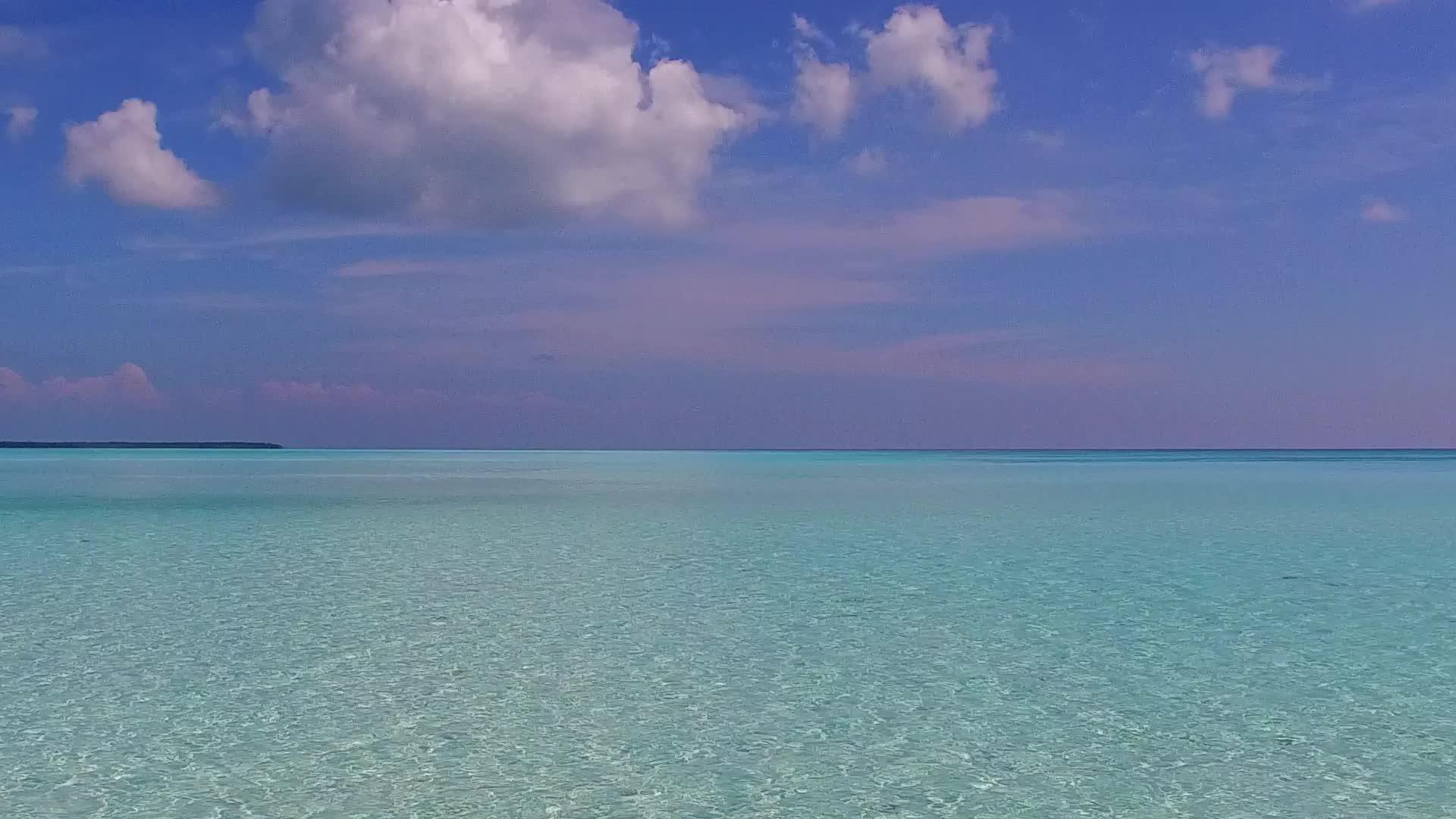 沿海岛屿海滩的背景是海滩附近的蓝色水礁湖和白沙视频的预览图