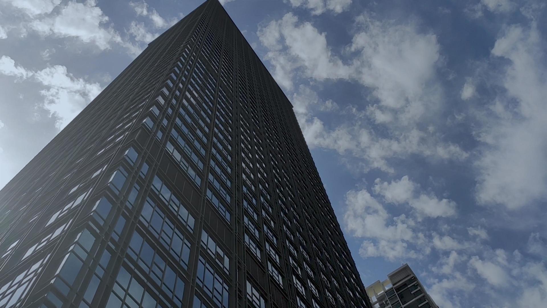 蓝天白云下的商务大厦视频的预览图