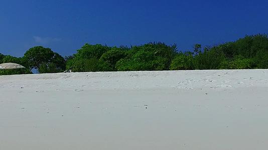 在度假胜地附近有一个蓝色的海洋白色的海滩背景享受轻松的海岸海滩视频的预览图