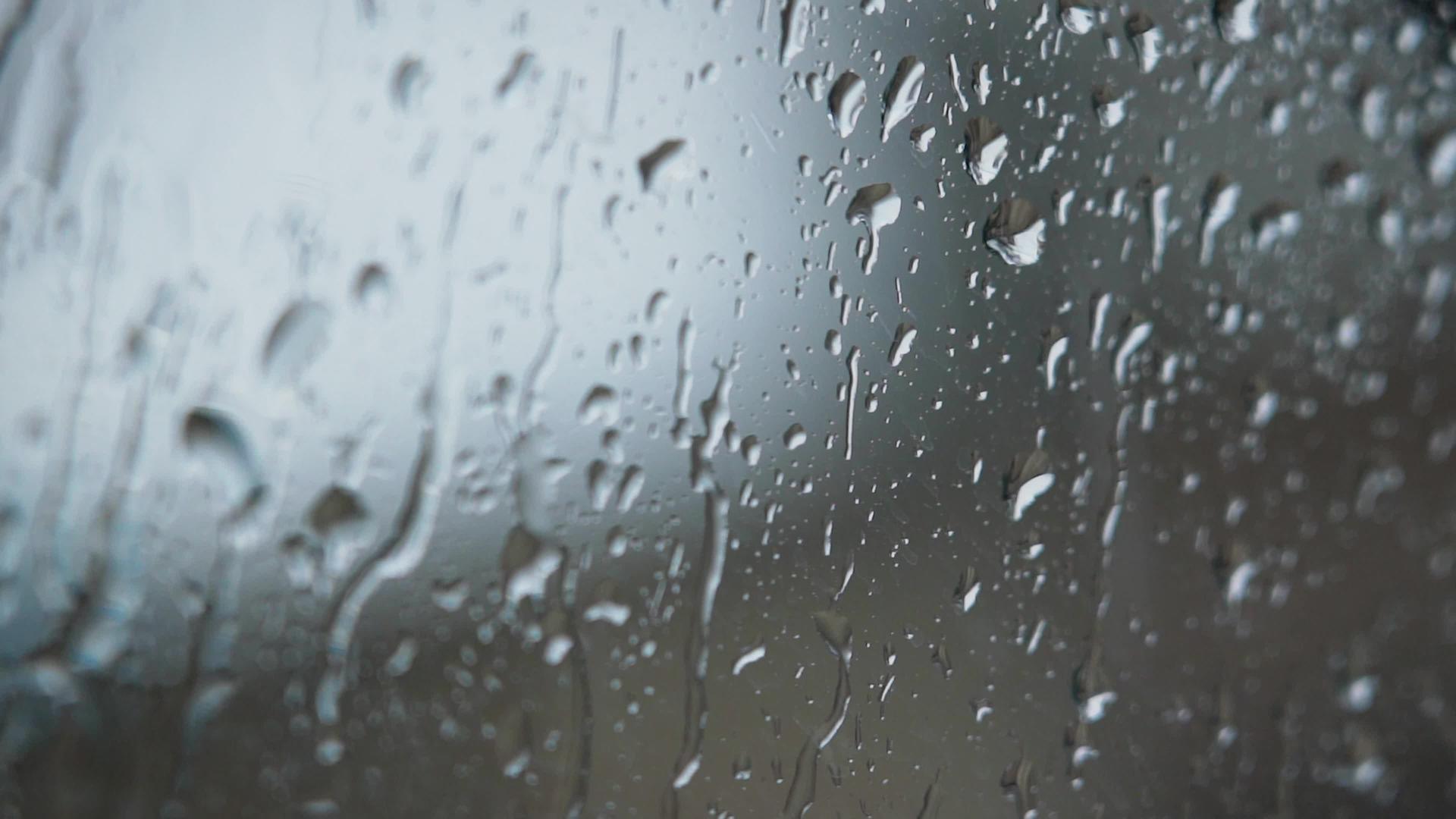 4K夏季暴雨玻璃雨滴水珠空镜意境实拍视频视频的预览图