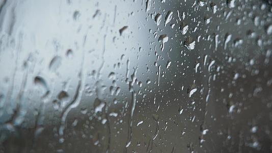 4K夏季暴雨玻璃雨滴水珠空镜意境实拍视频视频的预览图