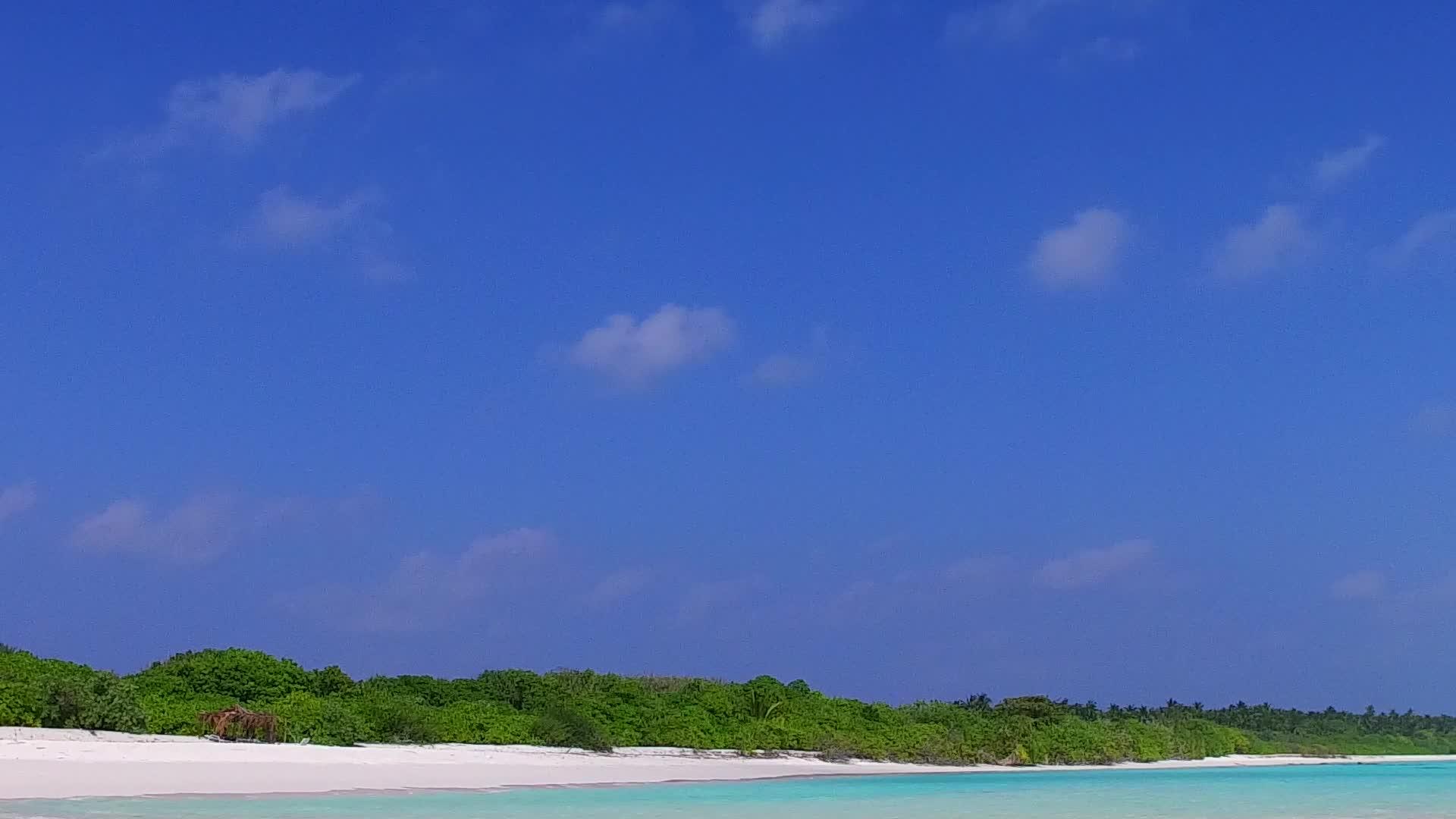 阳光明媚的热带海岸海滩时间由蓝环礁湖和海滩附近视频的预览图
