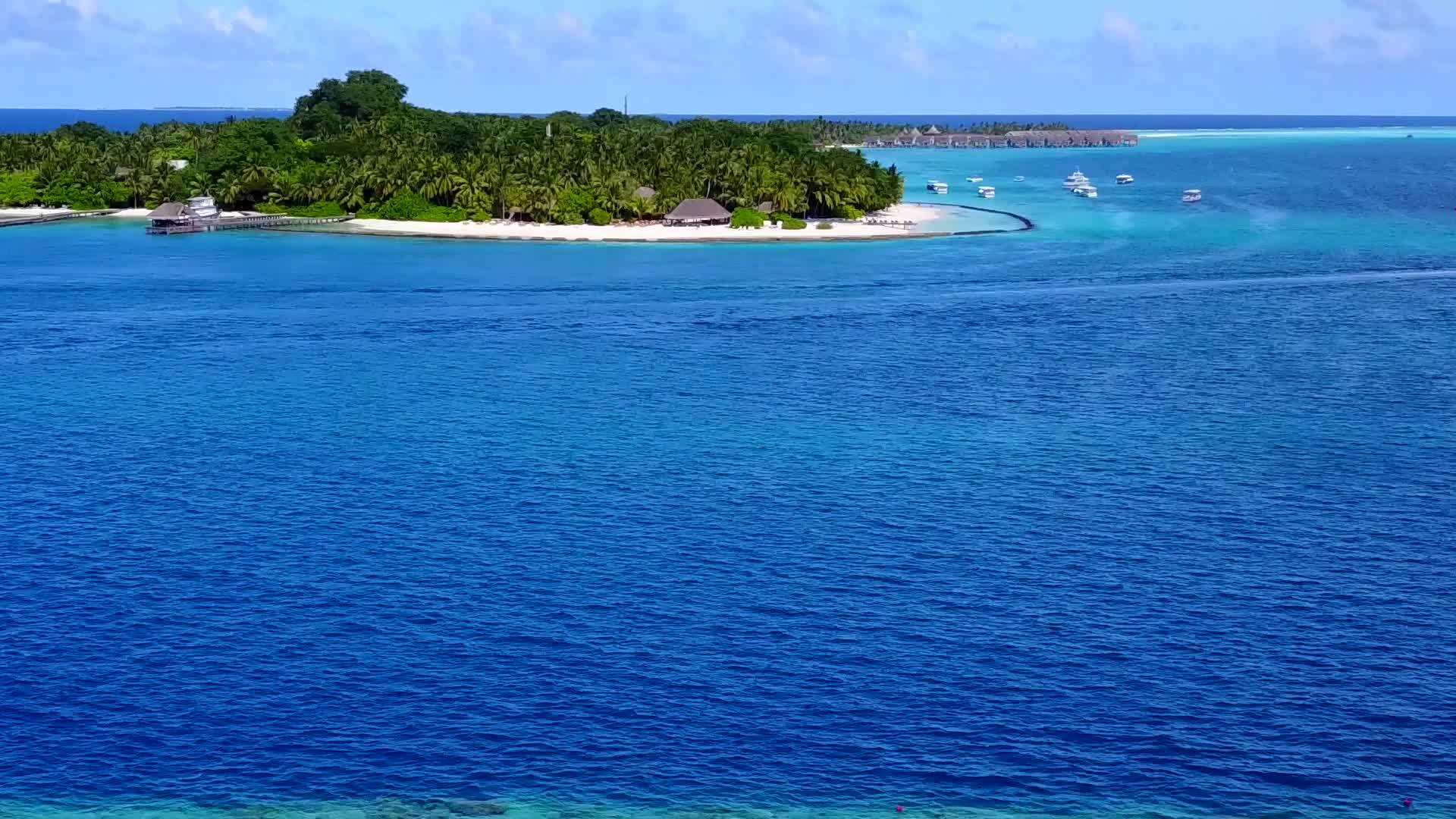 阳光明媚的沙巴附近的蓝色海洋和白色背景的白色沙滩视频的预览图