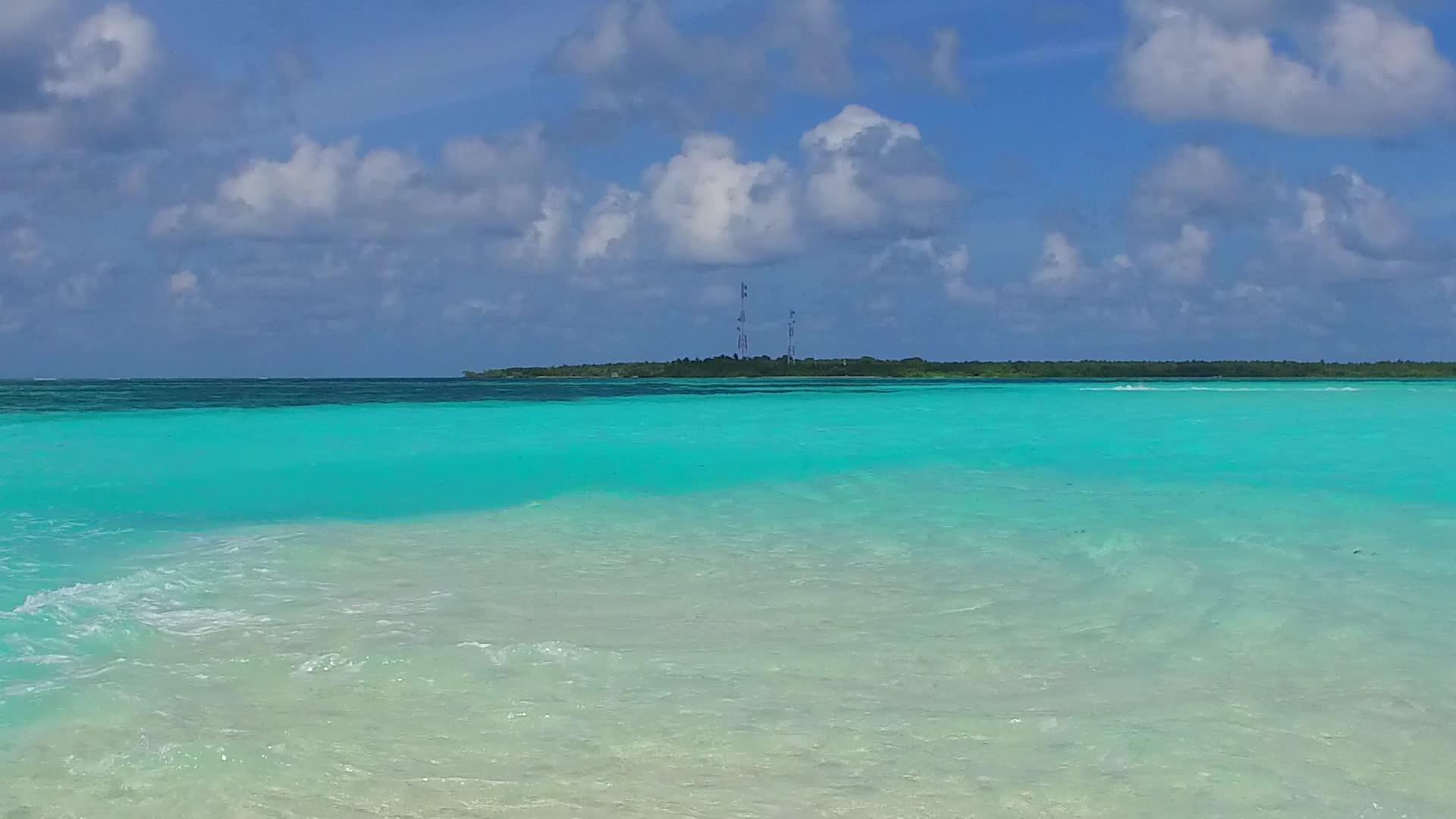 在海浪附近的白沙背景下蓝绿水悠闲的海滩之旅视频的预览图