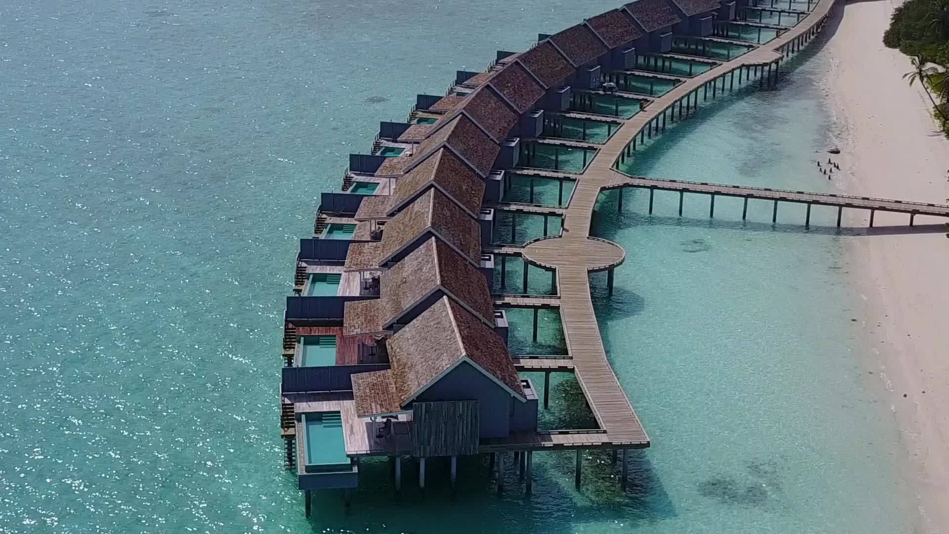 完美的岛屿海滩野生动物浪漫的海洋风景从日落前的白沙背景视频的预览图