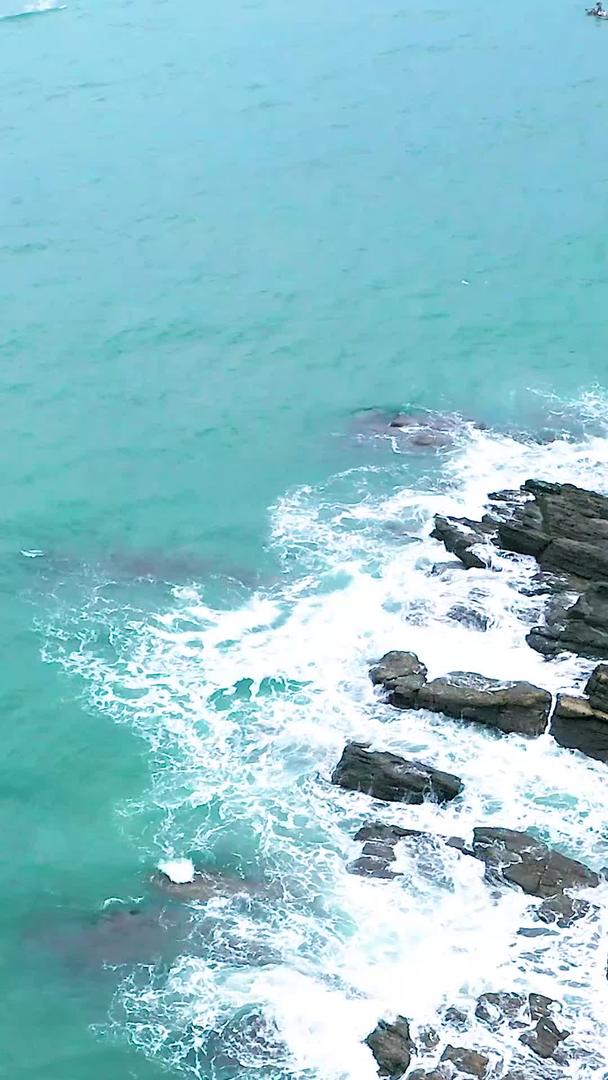 拍摄岩石上的海浪视频的预览图