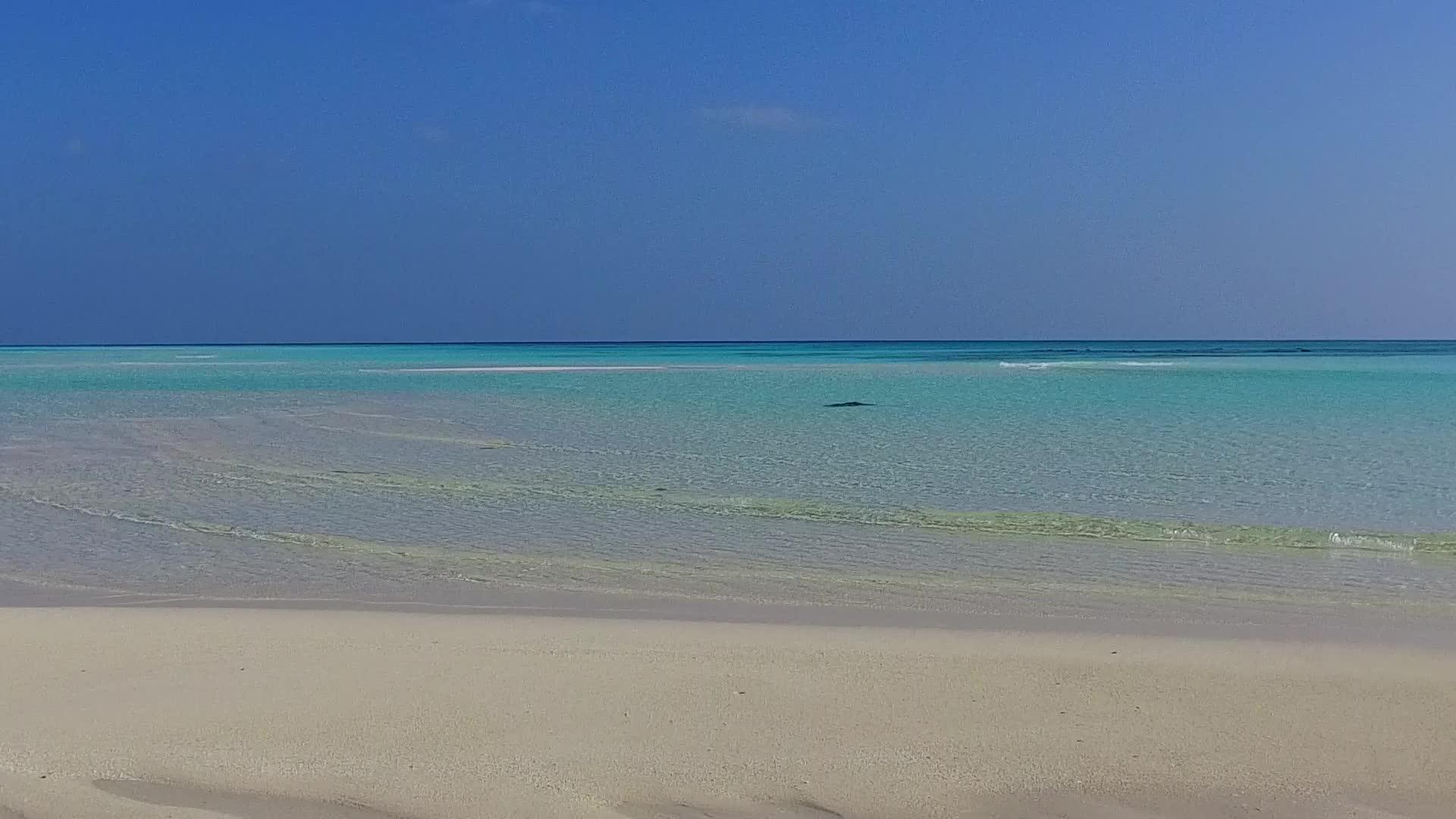 在度假胜地附近有白色沙滩背景的水和蓝水可以参观岛屿海滩视频的预览图