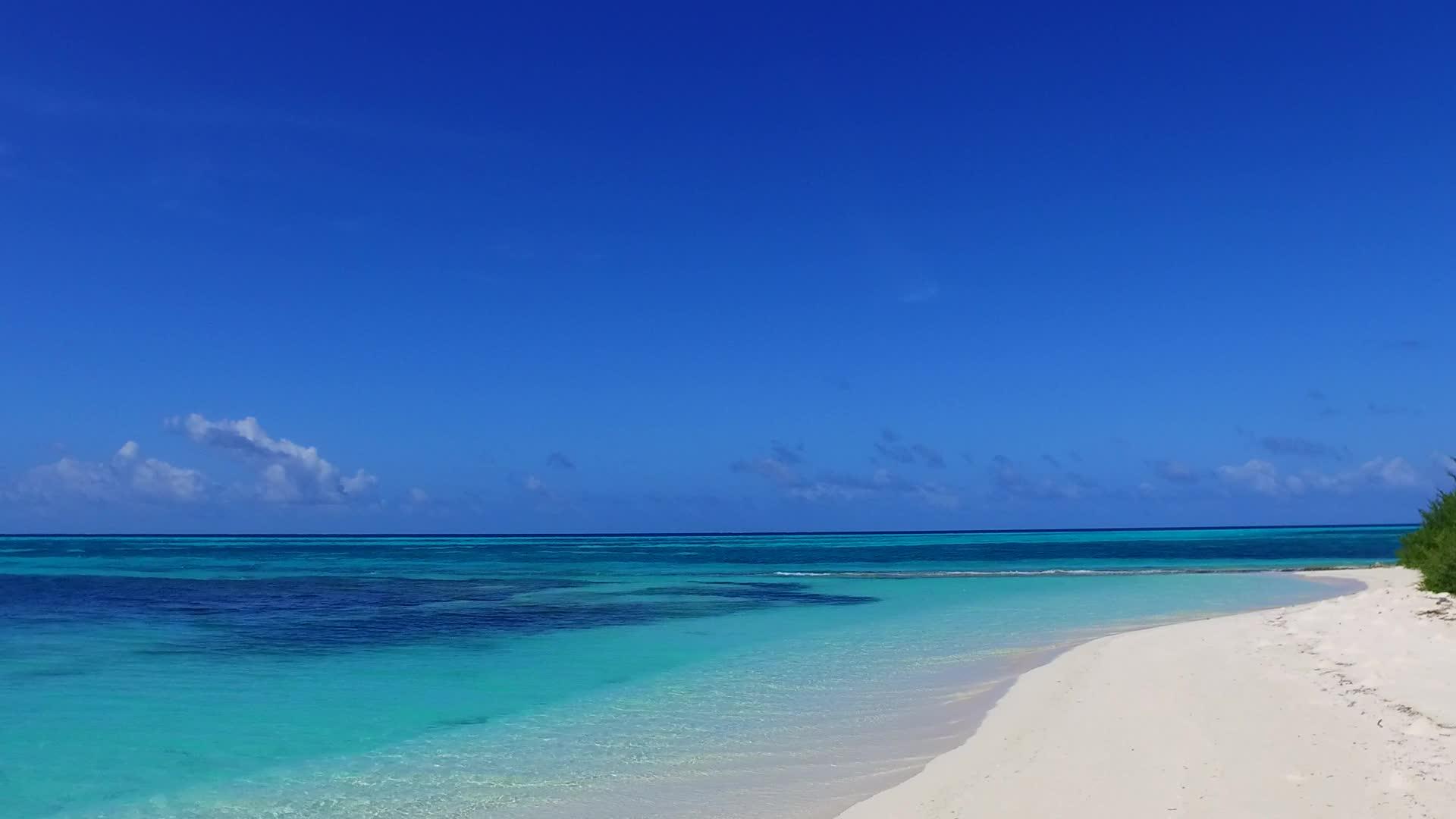 在冲浪附近的白沙背景下蓝色环礁湖有休闲度假胜地视频的预览图