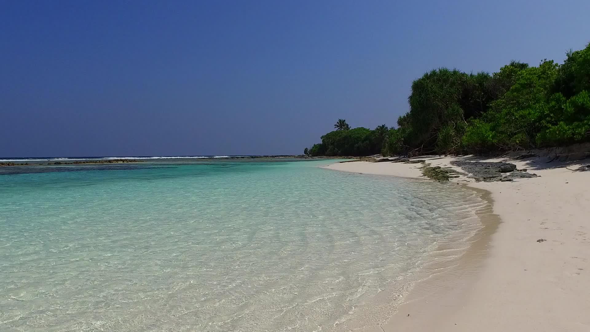 夏季旅胜地附近的白沙背景的蓝色海洋中享受夏季旅行和放松视频的预览图