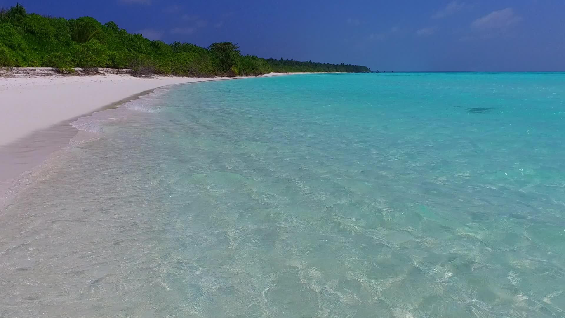 浅海海滩探索广角海景下干净的沙质背景视频的预览图