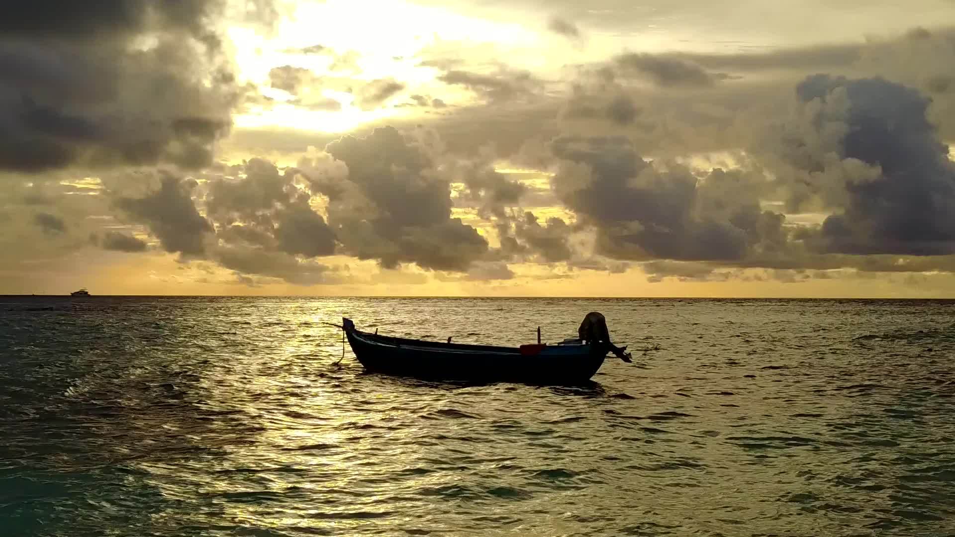 完美的旅游海滩照耀着蓝海和阳光下白沙本背景的蓝色海光视频的预览图