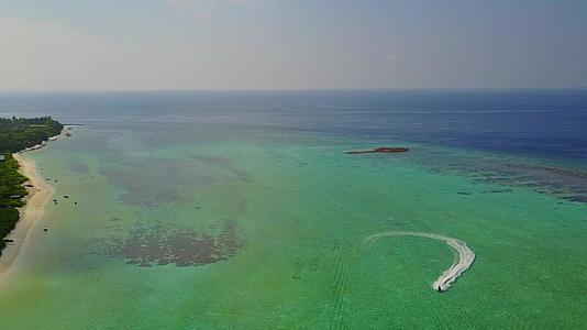 宁静的海岸线宁静的浪漫风景沿着珊瑚礁附近的蓝色海洋航行视频的预览图