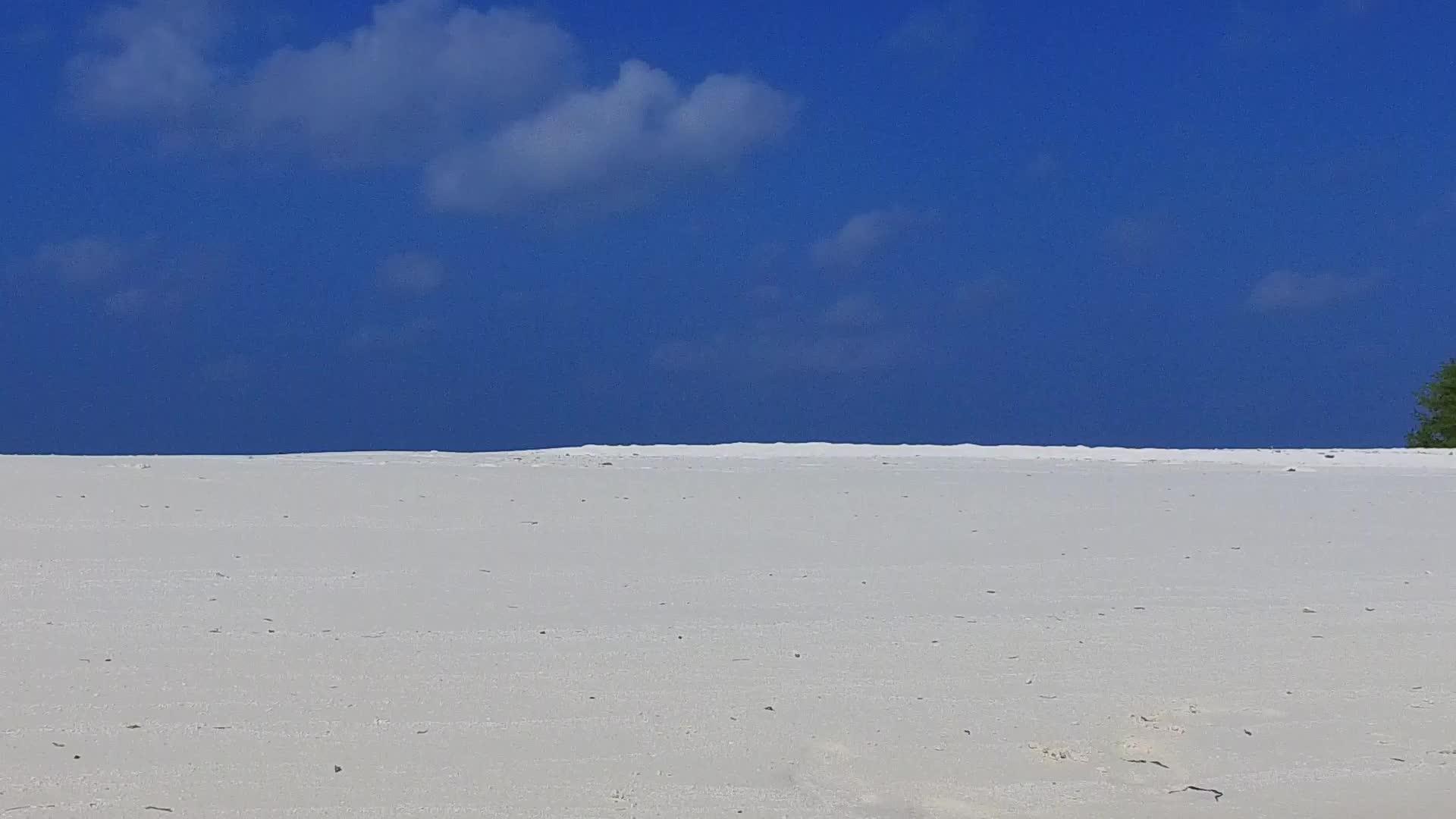 打破美丽的度假胜地透明的水和冲浪附近的白沙背景视频的预览图