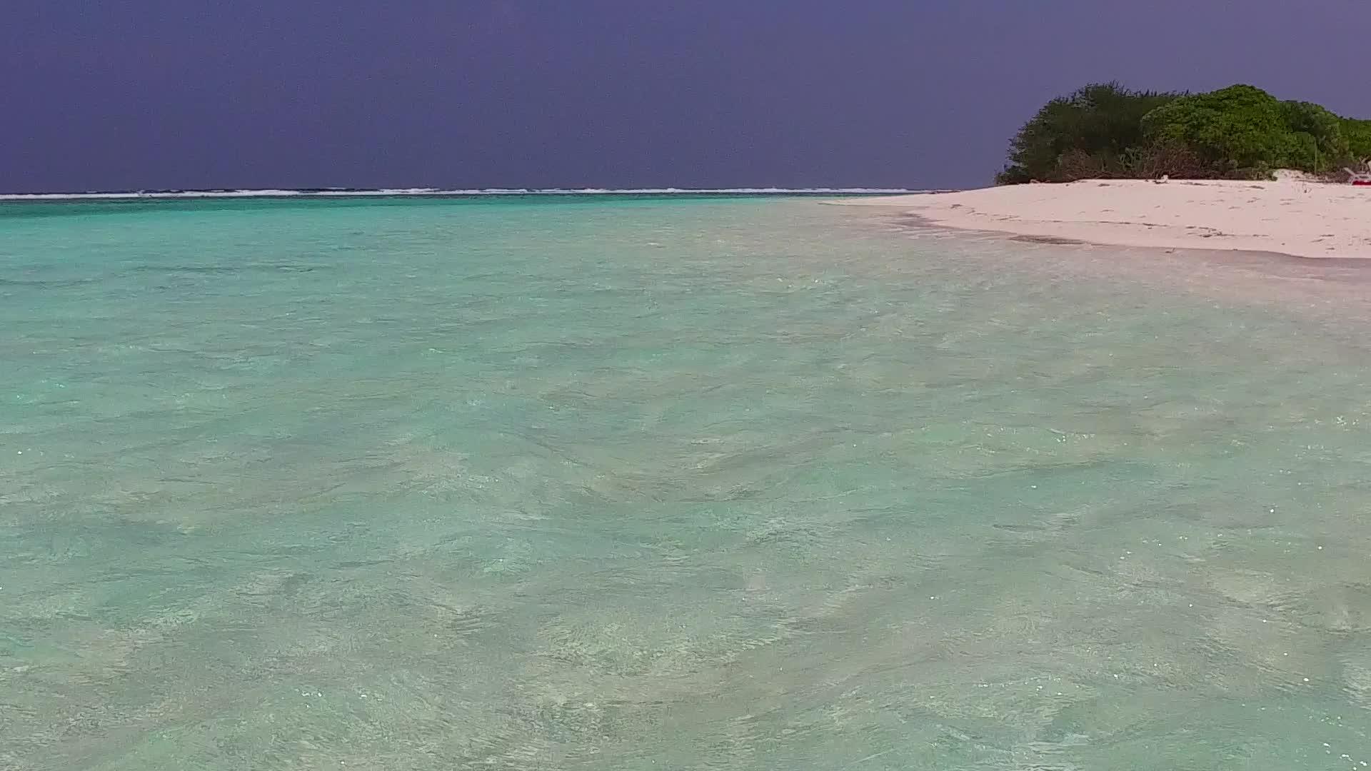 浅海和海滩附近的白沙背景视频的预览图