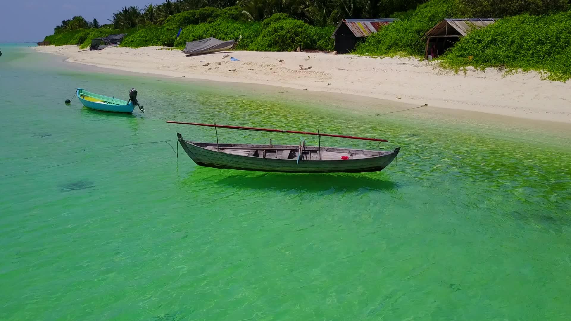 以蓝海和白色沙滩为背景豪华的海洋观光海滩在波浪附近断开视频的预览图