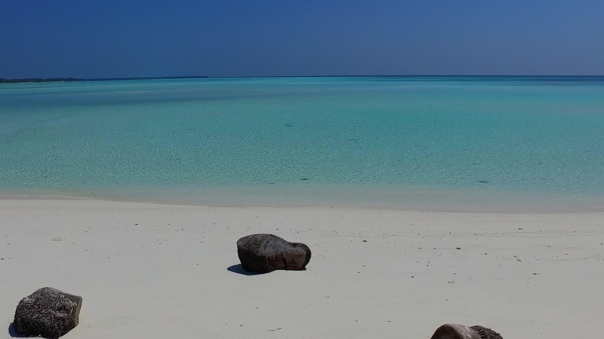 绿松石环礁湖和接近冲浪的白沙背景视频的预览图