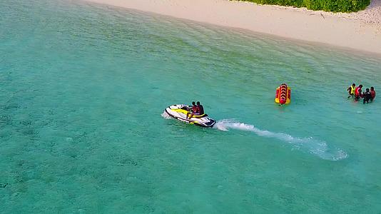 沿着浅海和度假胜地附近的白沙的背景冲破波浪走出了环礁湖海滩视频的预览图