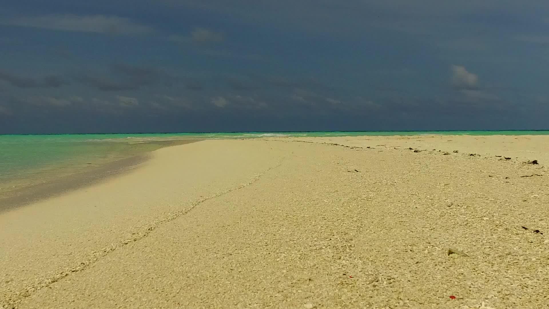 在沙巴附近有一个白色的海滩背景蓝色的海洋夏季地标是完美的海滩视频的预览图