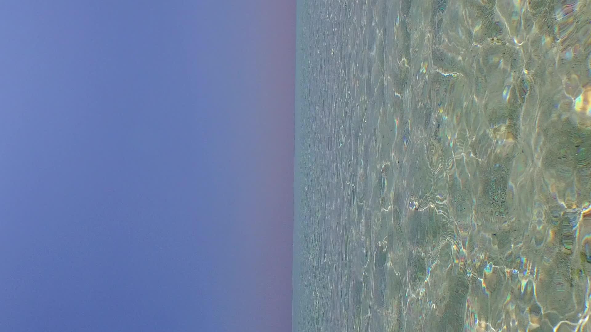 美丽的海湾海滩时间的夏季纹理是由绿色的海洋形成的白沙背景视频的预览图