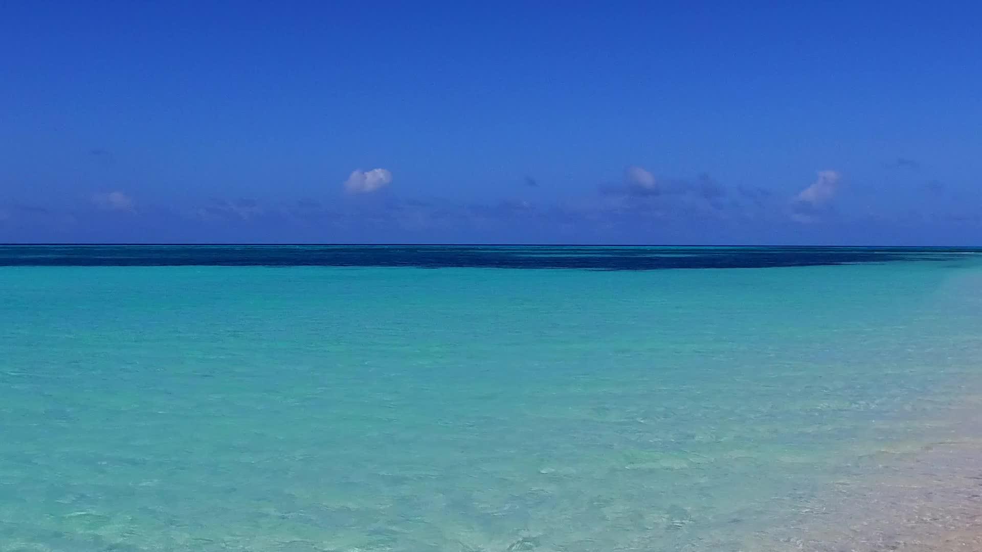 在绿色的海上旅行在海滩附近有白色的沙滩背景享受豪华的海岸线视频的预览图