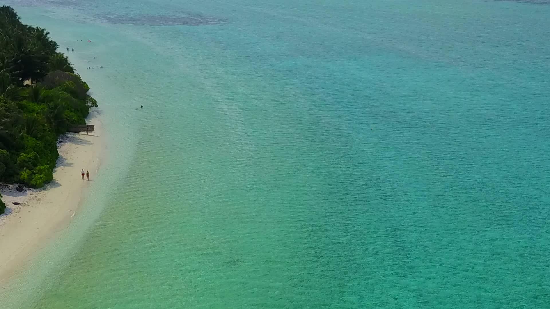 日落前的豪华度假海滩蓝绿色的海洋和白色的沙质背景视频的预览图