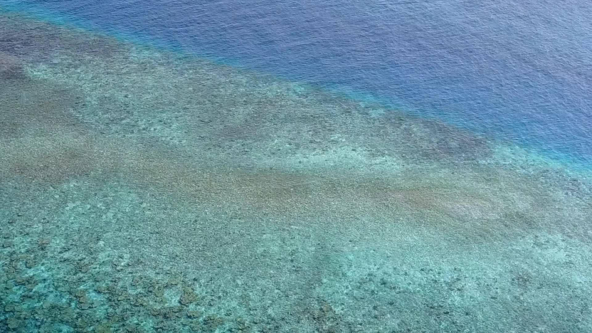 清晨过后蓝环礁湖和浅沙背景下的蓝色沙滩风光空旷豪华视频的预览图