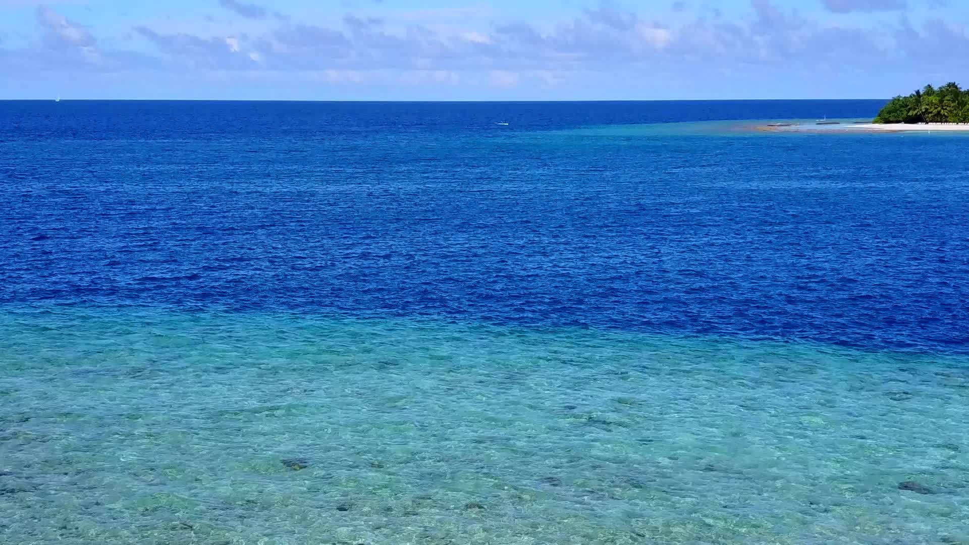 海浪附近的绿水和白沙放松了海岸线海滩之旅的浪漫背景视频的预览图