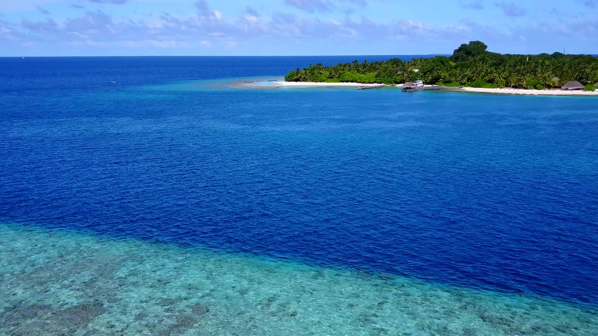 蓝绿环礁湖和海浪附近的浅沙视频的预览图