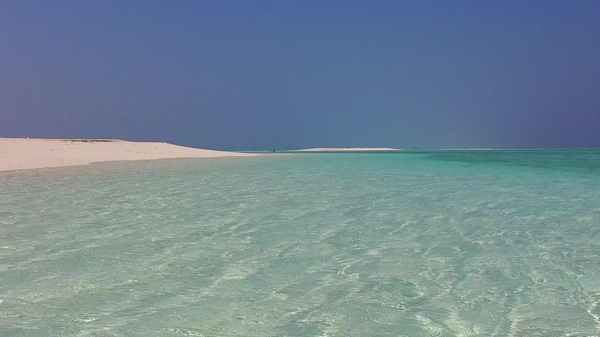 蓝色的大海和接近冲浪的白色海滩背景完全是空中旅行视频的预览图