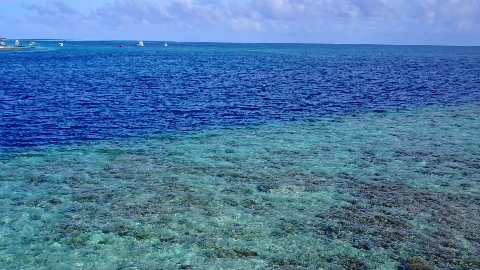 日落前有白沙背景的海蓝水阳光明媚的海洋环礁湖海滩湖视频的预览图