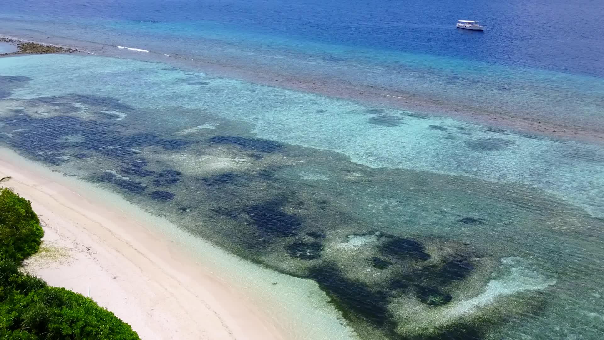 日落前的蓝色绿色海洋背景阳光明媚的外观环礁湖海滩假日视频的预览图