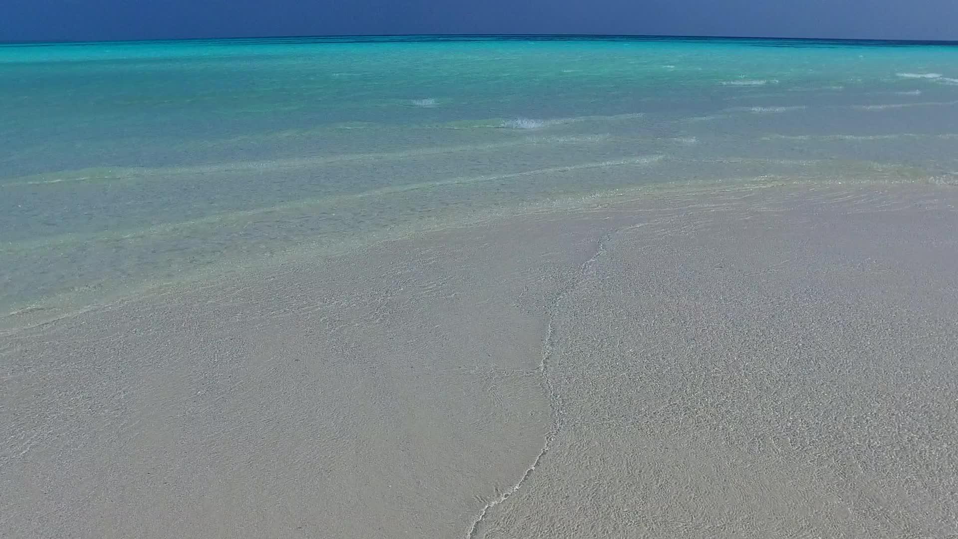 蓝水和白沙在日落前视频的预览图
