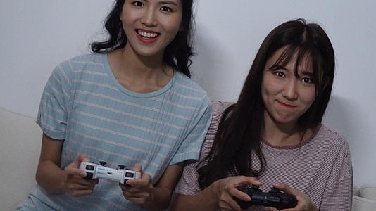 4k两个女生使用游戏手柄在打电子游戏视频的预览图