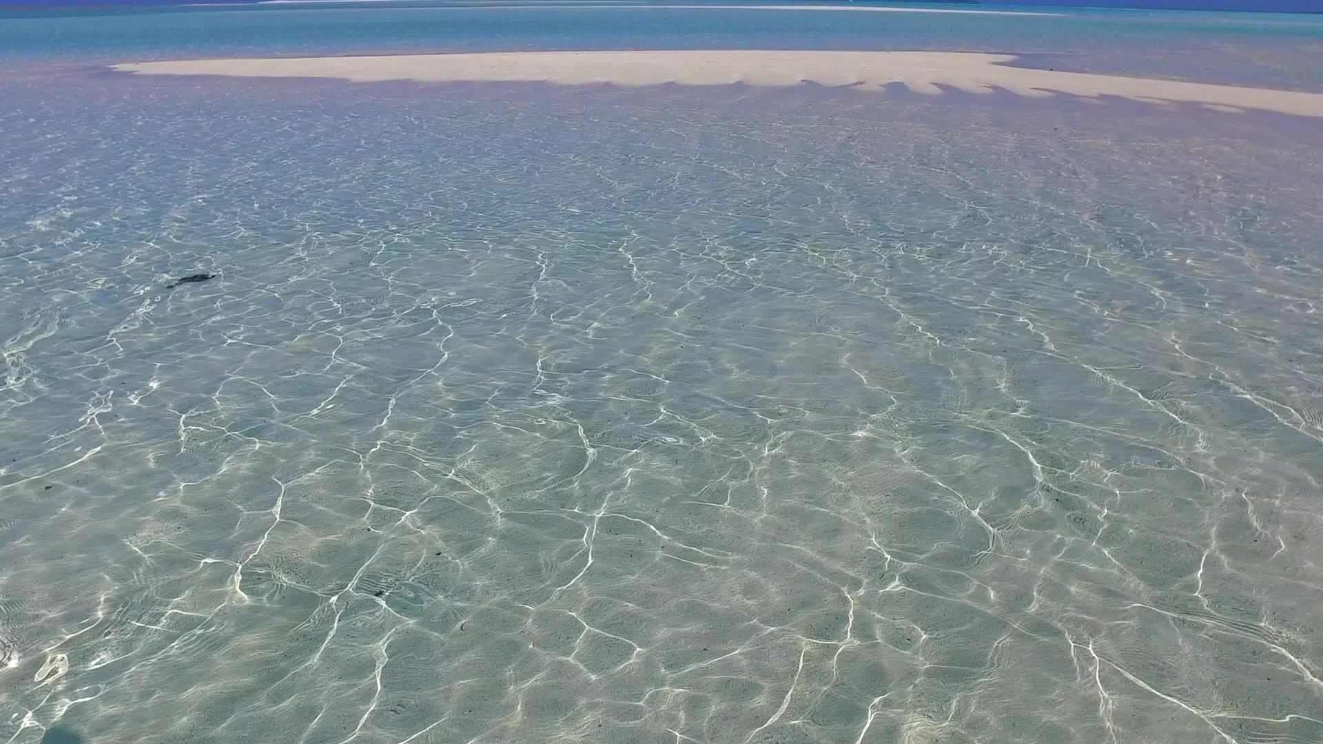 广角天空度假村海滩时间附近的蓝海和白沙视频的预览图
