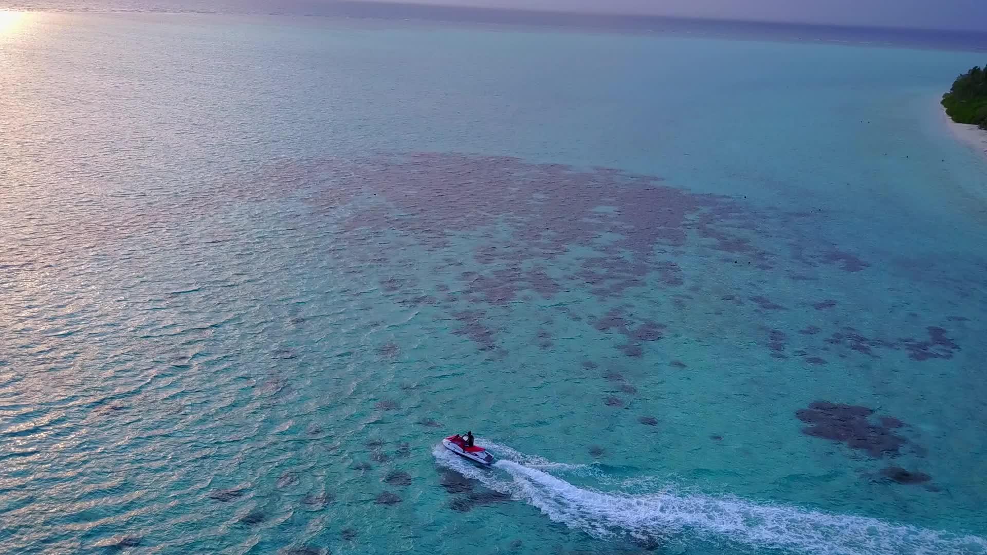 利用浅海和接近冲浪的白沙背景放松海景海滩时间的差距视频的预览图