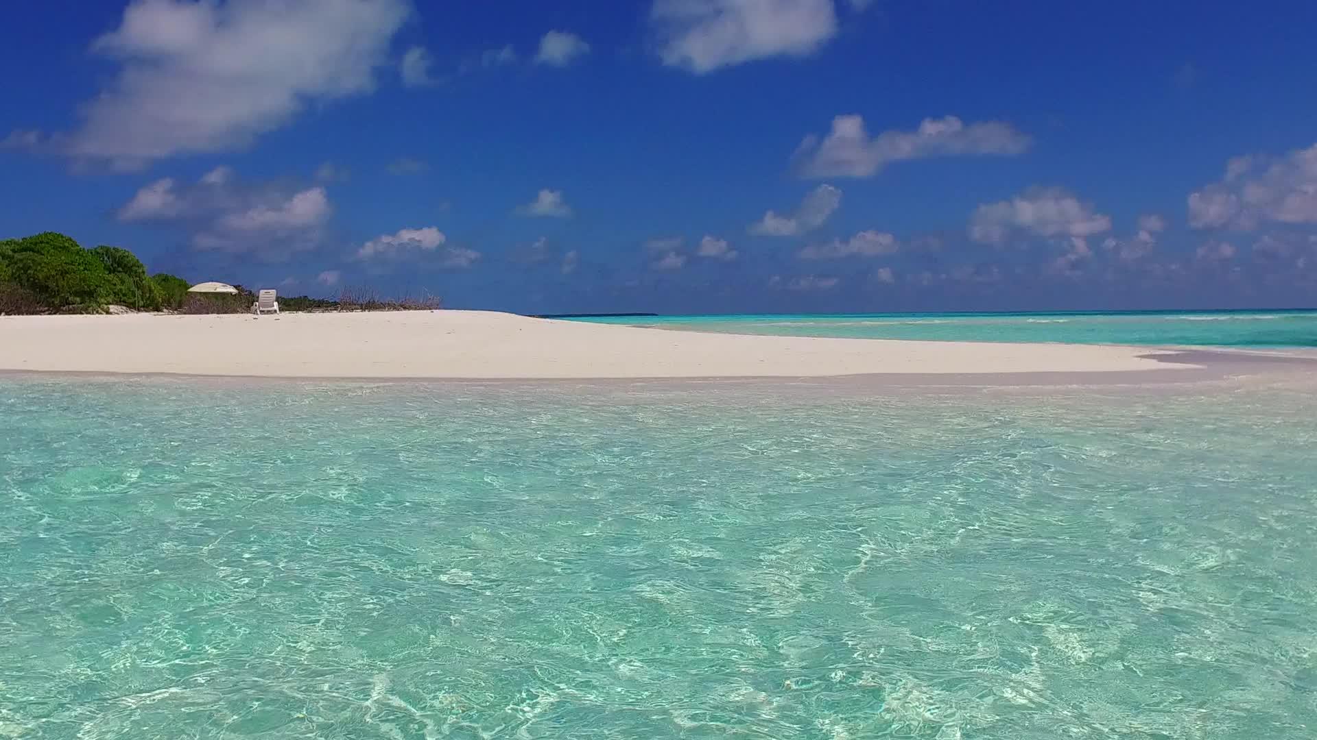 以浅环礁湖和阳光下的白沙本为例的海滩度假日视频的预览图