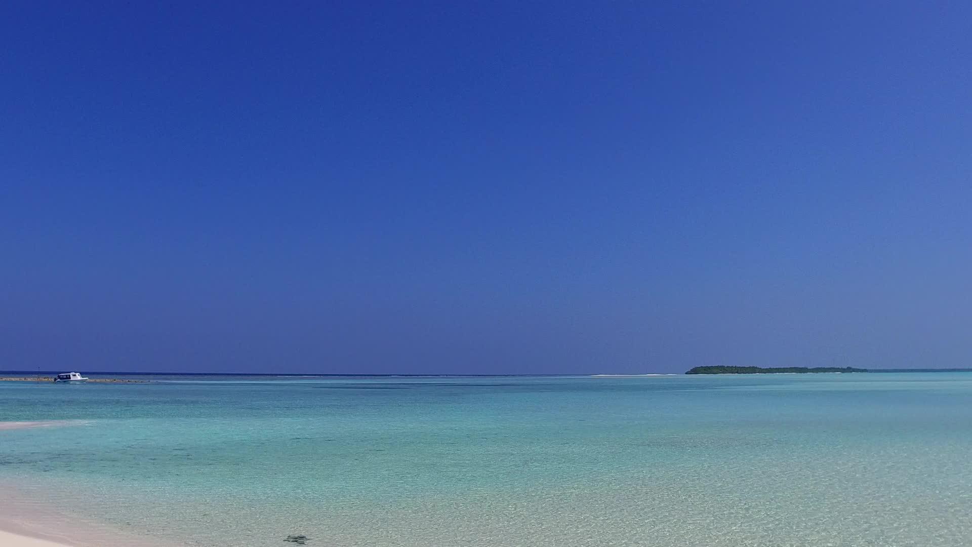 日出后清澈的环礁湖有白色的沙滩背景海滩度假夏季海洋度假视频的预览图